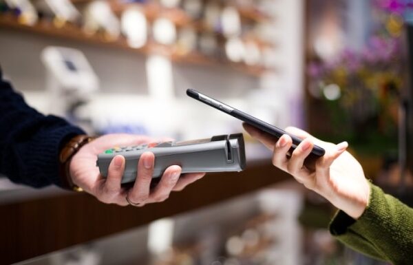 В Беларуси есть 9 сервисов для оплаты смартфоном. Что они умеют