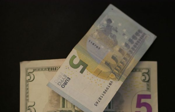 Банки поделились прогнозом по курсам валют на 2024-й. Чего ждать белорусам