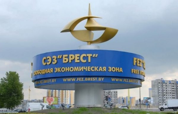 Какие зарплаты получают работники «Великого камня» и белорусских СЭЗ