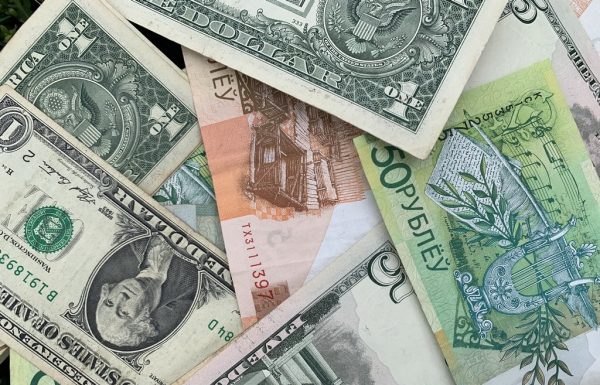 Таких курсов вы не ждали. Доллар продолжает дешеветь