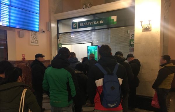 Белорусы впервые за 9 месяцев больше покупали валюту, чем продавали