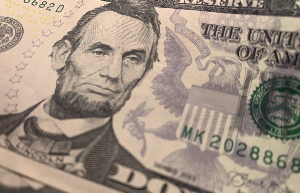 Доллар и евро станут еще дешевле? Это может произойти уже в начале 2024-го и вот почему