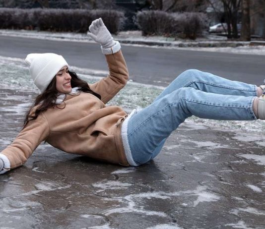 Гололед и гололедица: в Беларуси предупреждают о скользкой погоде и растущем числе травм